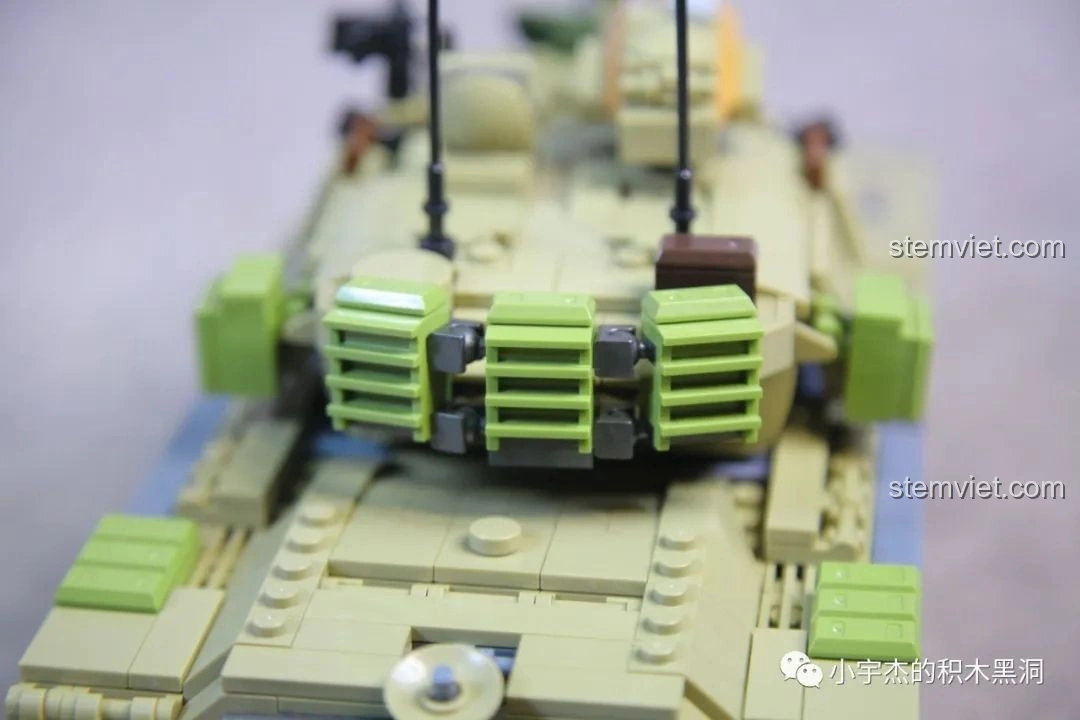 Hai mô hình xe tăng M60 Magach PanlosBrick 632004 (phiên bản mới và cũ) đứng cạnh nhau.