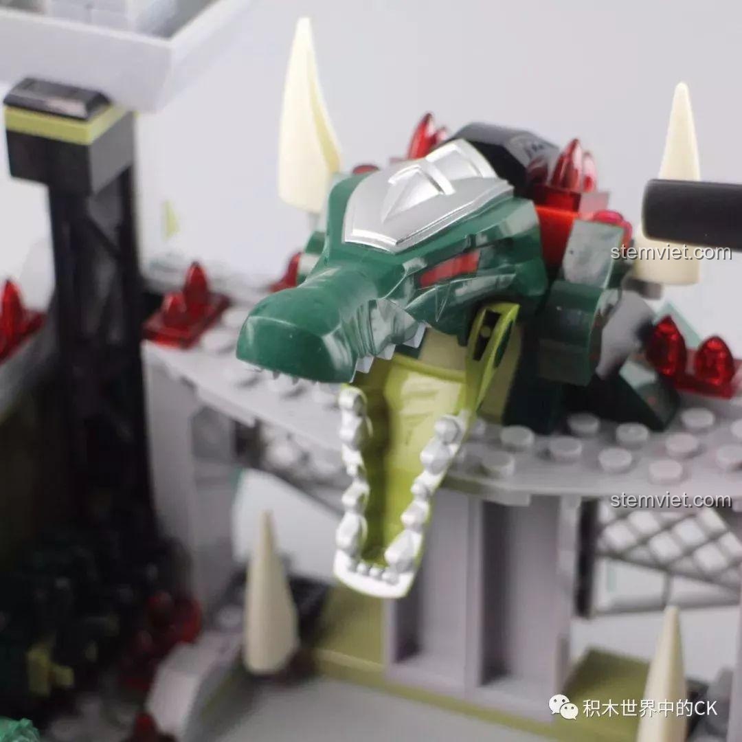 Hàm của đầu cá sấu khổng lồ có thể mở ra, một tính năng thú vị của bộ lắp ráp Winner 5063.