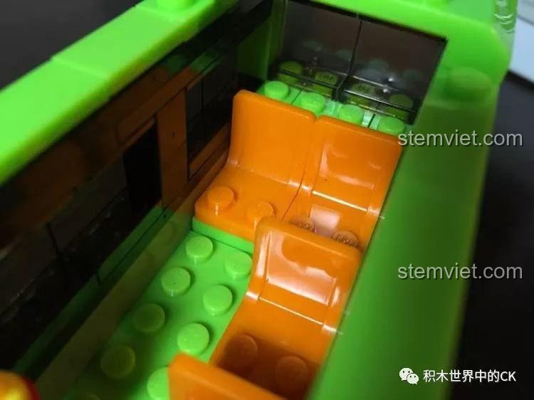 Hàng ghế đôi ở cuối xe buýt KAZI KY85013, cho thấy thiết kế không đủ chỗ cho hai minifigure ngồi thoải mái.