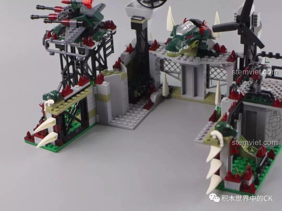 Chi tiết các hàng rào và gai nhọn phòng thủ trên tường thành của Căn cứ quân sự cá sấu 5063.