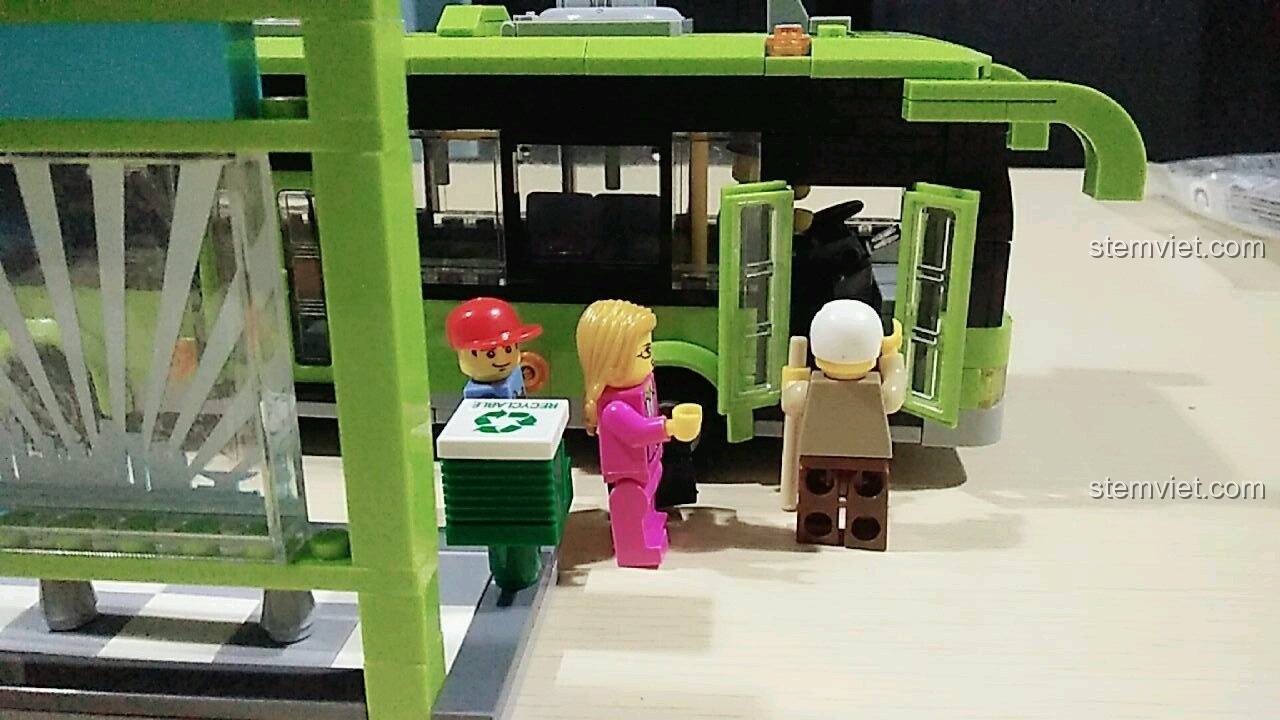 Hành khách lên xe buýt thành phố 启蒙QMAN 1121.