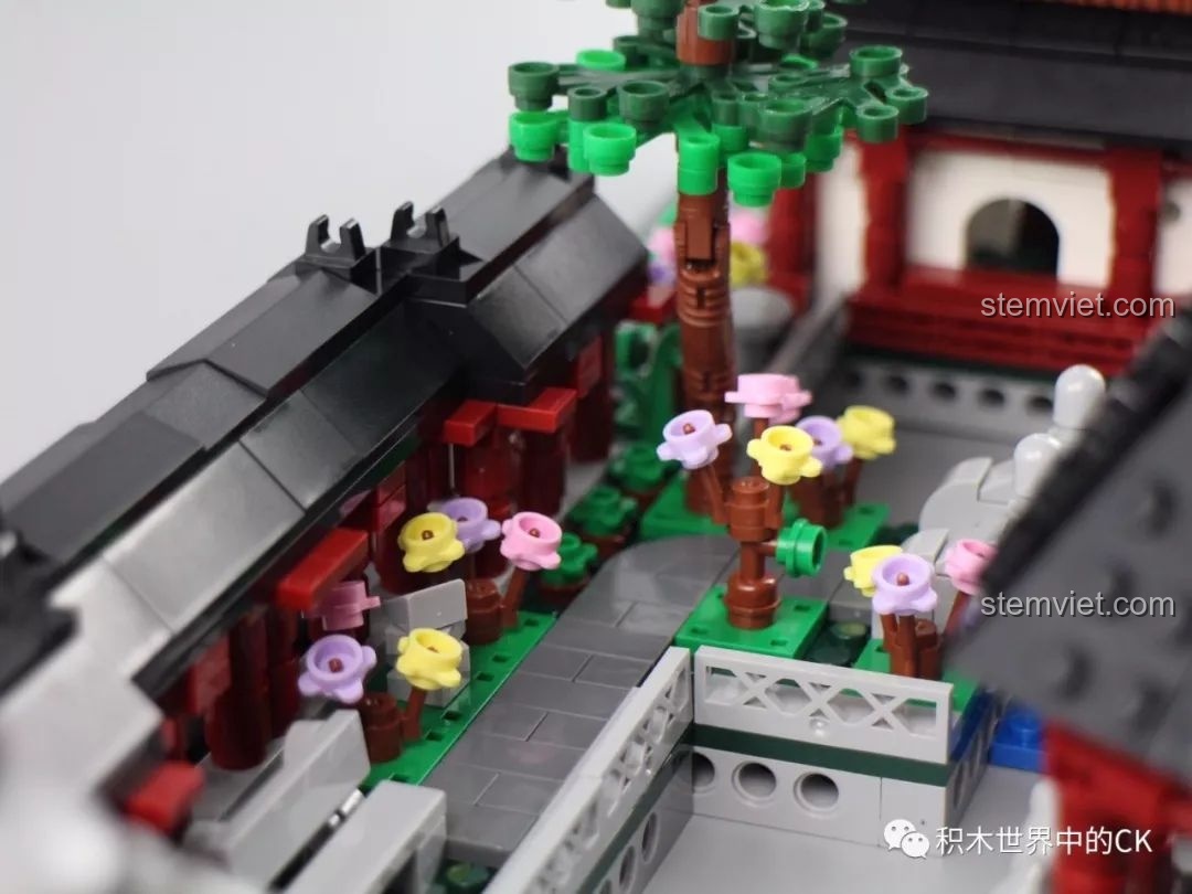 Ảnh chụp cận cảnh hành lang dài và các khóm hoa nhiều màu sắc trong bộ lắp ráp Vườn Tô Châu.