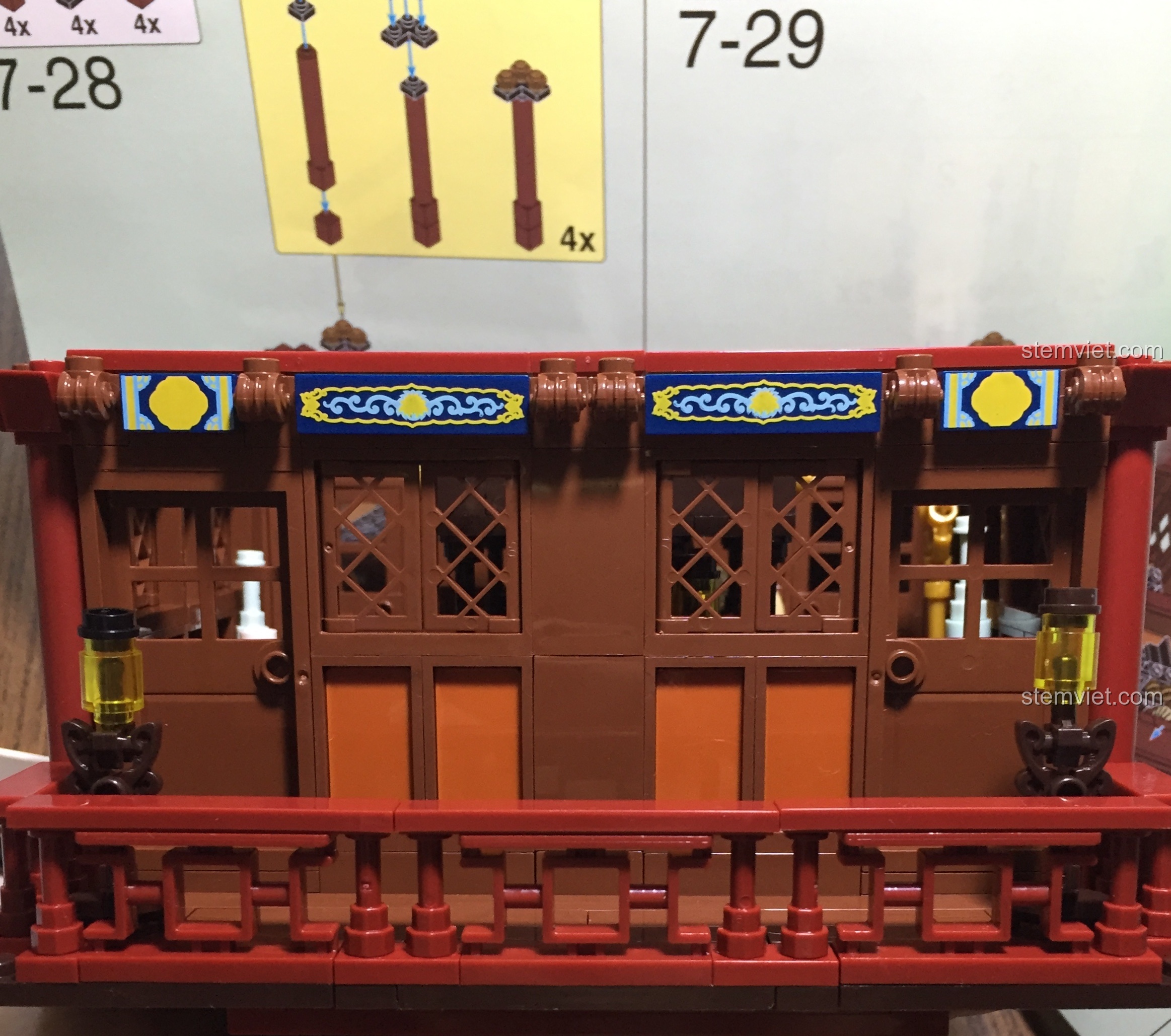 Hành lang phía sau của tầng hai Vạn Phúc Khách Sạn với cửa sổ và đèn lồng trang trí.