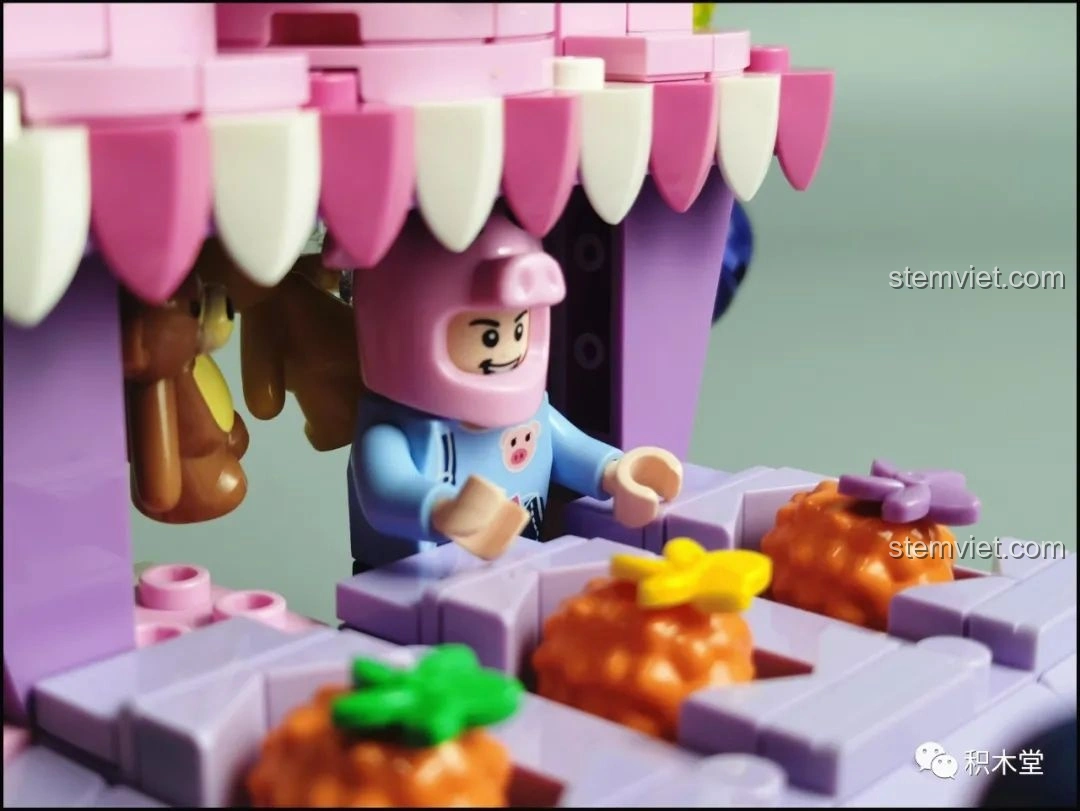 Cận cảnh hành tinh trung tâm màu cam với các vòng xoay màu xanh dương trong bộ lắp ráp Pantasy Joyside 61003 cảnh quan không gian.