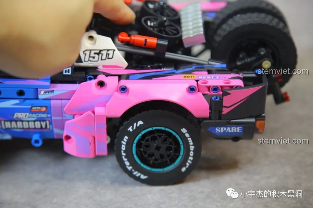 Hành trình nhún của phuộc sau trên xe SEMBO 715006 được thể hiện rõ.