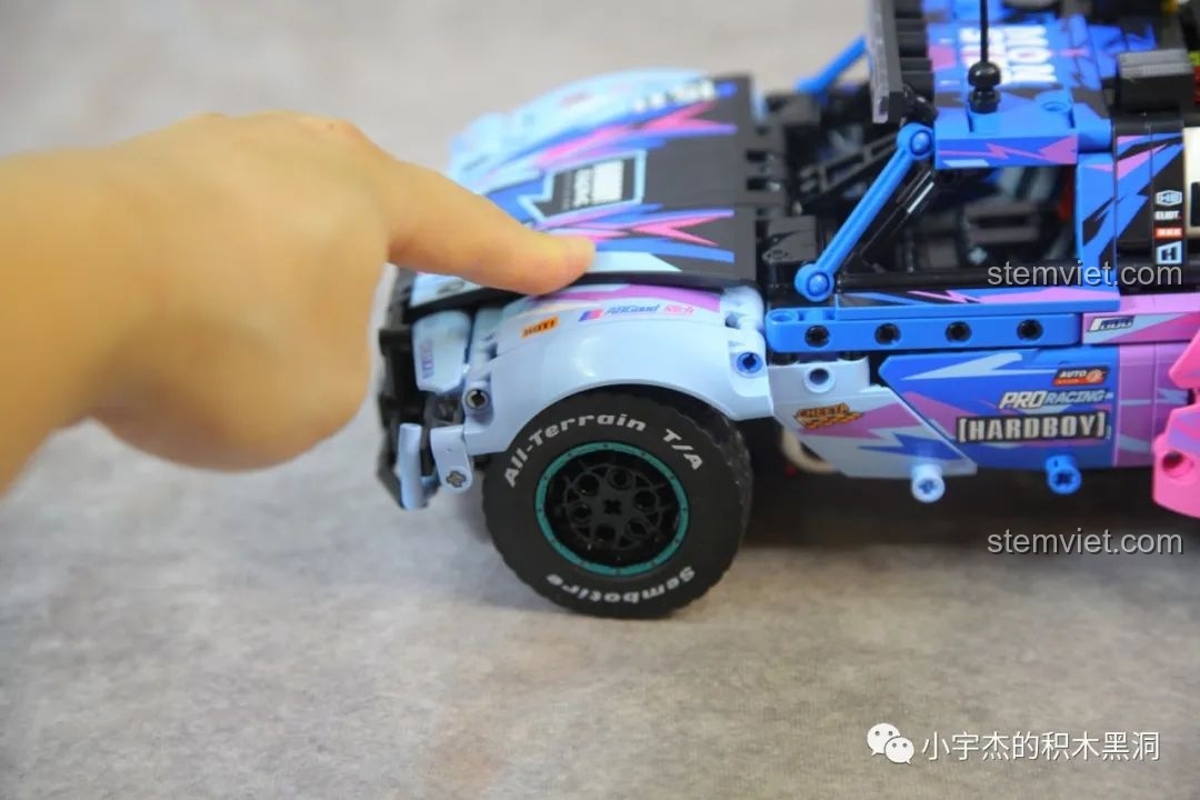 Hành trình nhún của phuộc trước trên xe SEMBO 715006 được thể hiện rõ.