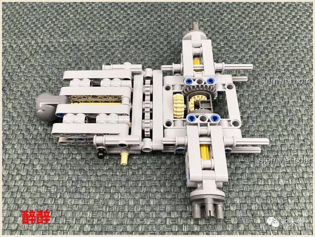 Hệ thống treo sau của xe tải địa hình Happy Build 1211, chi tiết kỹ thuật Technic giúp xe vận hành mượt mà.