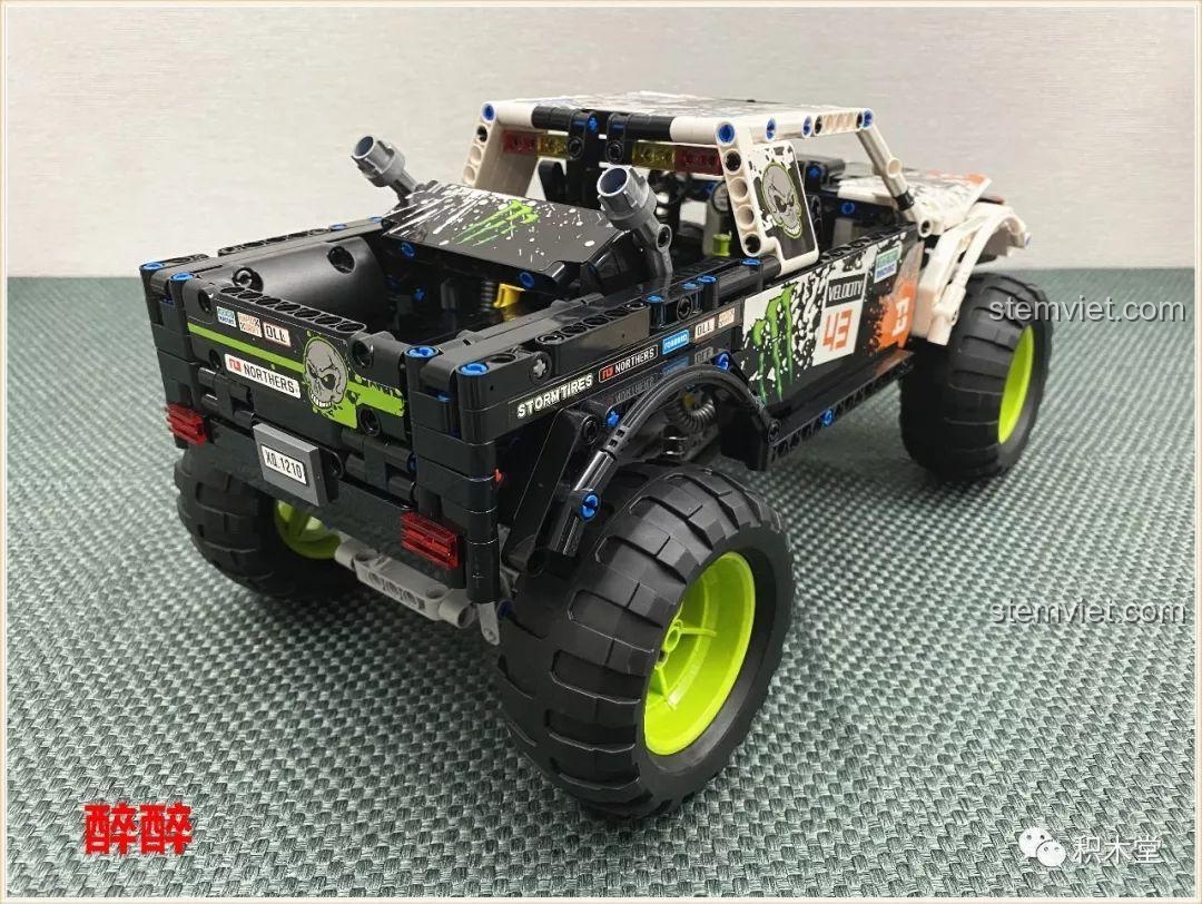 Mô hình Xe Tải Địa Hình Baja Monster Energy Happy Build 1211 từ góc nhìn bên hông, với các chi tiết decal độc đáo.