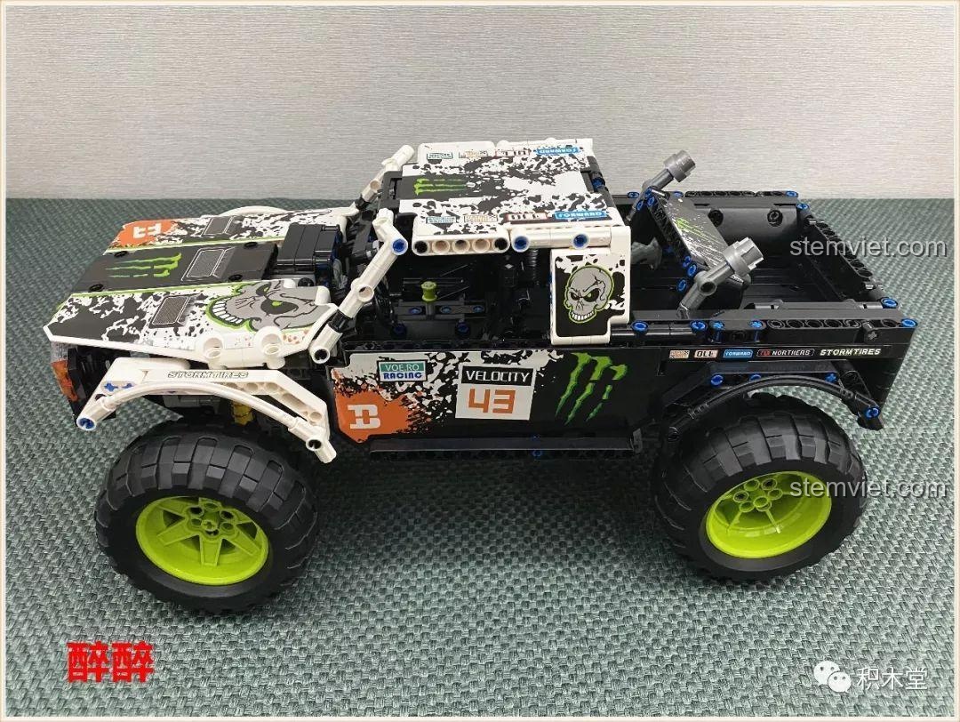 Góc nhìn từ trên xuống của bộ lắp ráp Happy Build 1211 Xe Tải Địa Hình Baja Monster Energy, cho thấy tổng thể thiết kế.