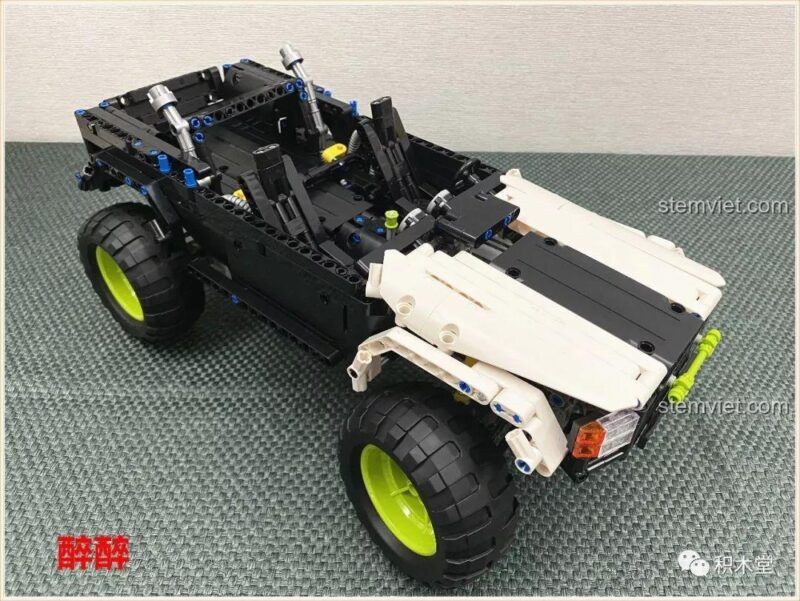 Nắp capo của xe tải địa hình Happy Build 1211 đã hoàn thành, với các chi tiết trang trí độc đáo.
