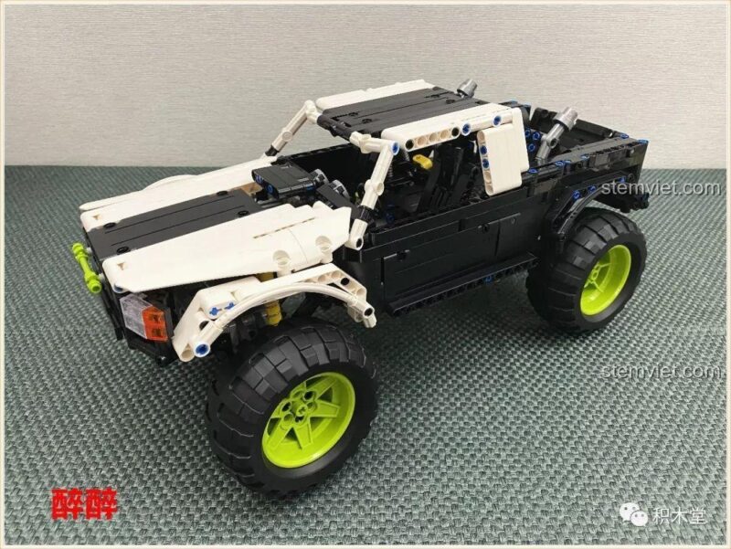 Phần nóc xe của bộ lắp ráp Happy Build 1211 Xe Tải Địa Hình Baja Monster Energy, thiết kế chắc chắn và thể thao.