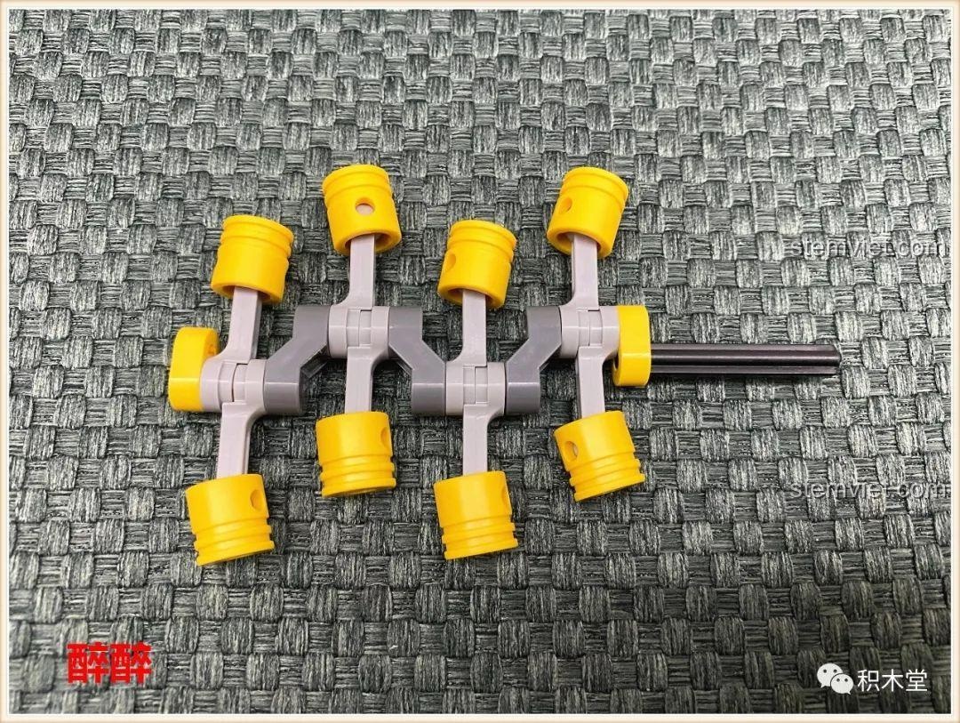 Chi tiết piston và trục khuỷu của động cơ V8 mô phỏng trong bộ lắp ráp Happy Build 1211 Xe Tải Địa Hình Baja Monster Energy.