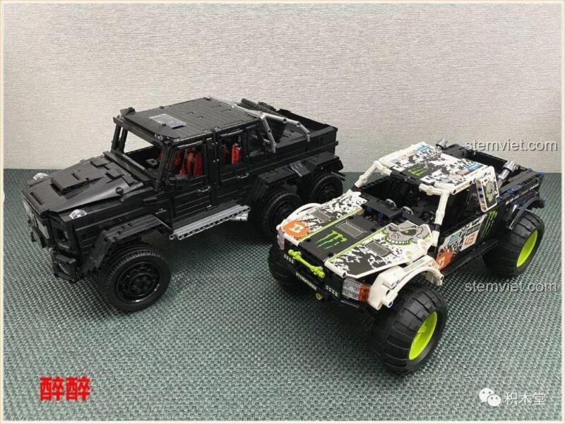 So sánh kích thước bộ đồ chơi Happy Build 1211 Xe Tải Địa Hình Baja Monster Energy với một mô hình xe địa hình khác, giúp hình dung rõ hơn về kích thước.