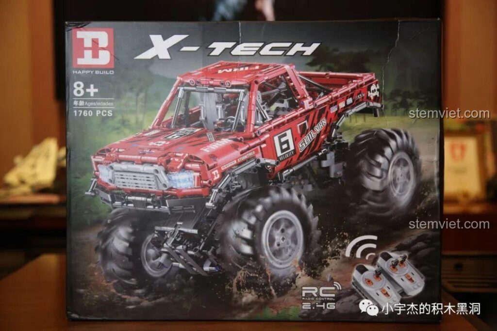 Mặt trước hộp đồ chơi lắp ráp Happy Build XQ1212D Xe Tải Quái Vật với hình ảnh xe đang vượt địa hình bùn lầy cực ngầu.