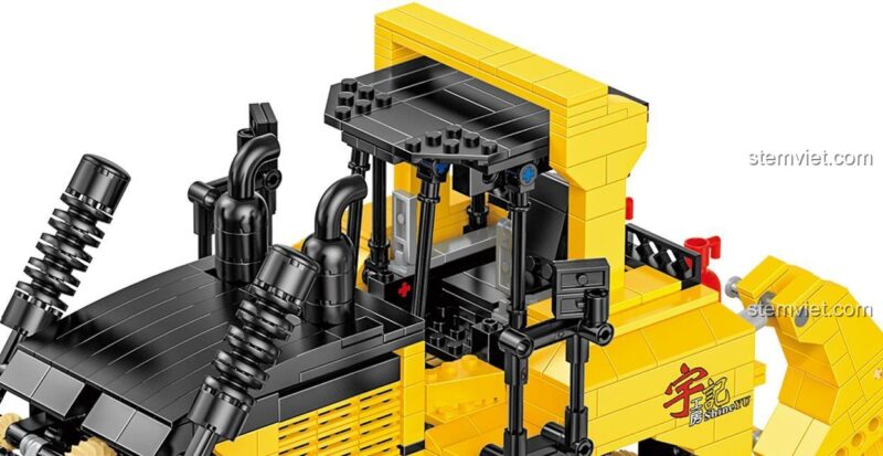 Chi tiết cabin và động cơ của Xe ủi đất điều khiển từ xa YC-22011, thể hiện sự tinh xảo của bộ lắp ráp.