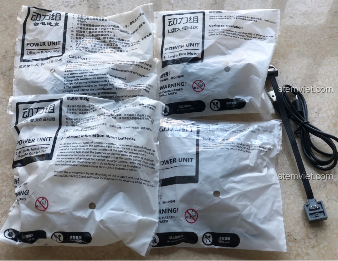 Các bộ phận động lực của bộ HAPPY BUILD YC-GC007: pin, động cơ L, động cơ M, động cơ lái, điều khiển.