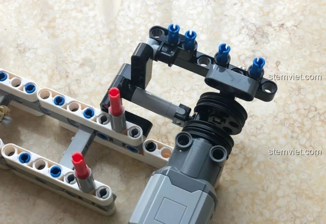 Cận cảnh cấu trúc bơm khí nén của bộ HAPPY BUILD YC-GC007 đang hoạt động.