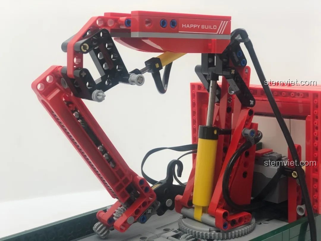 Cabin xe cẩu HAPPY BUILD YC-GC007 với ghế ngồi và vô lăng.