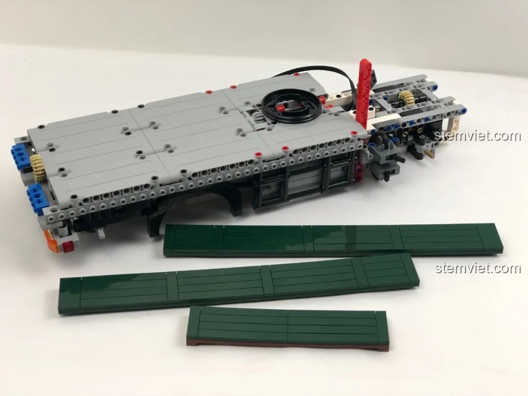 Ghế ngồi và vô lăng được lắp đặt trong cabin xe cẩu HAPPY BUILD YC-GC007.