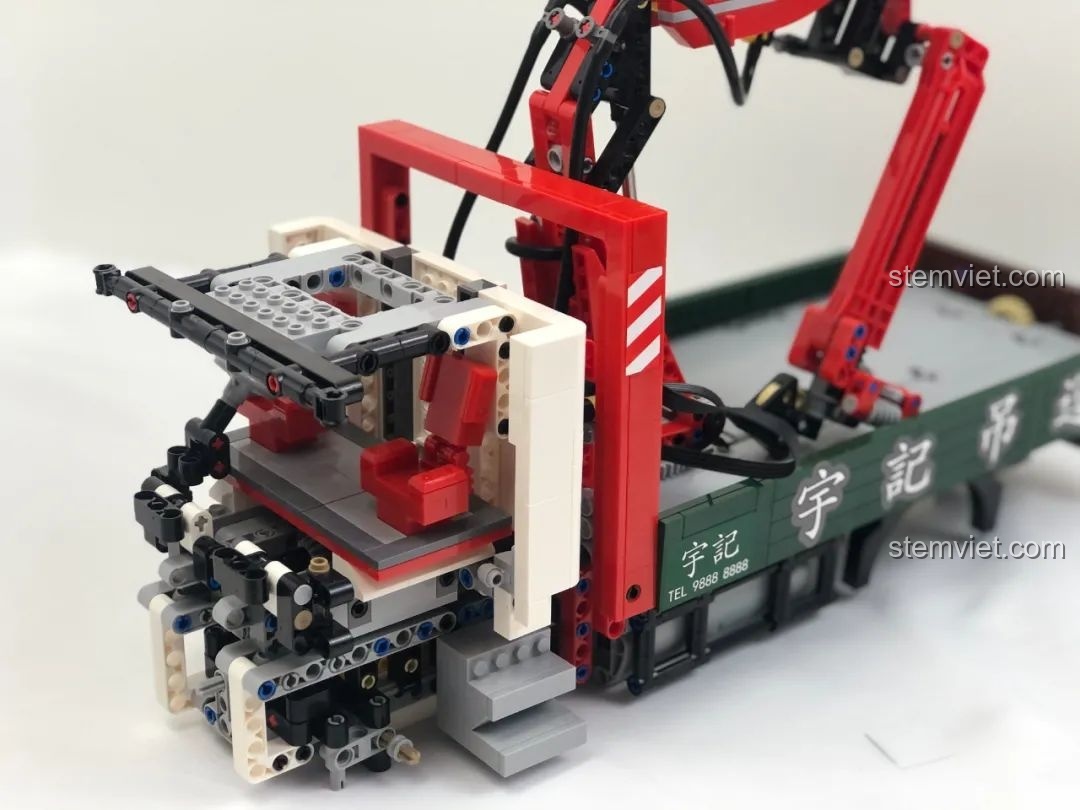 Cận cảnh cần cẩu của bộ HAPPY BUILD YC-GC007, có thể xoay thủ công.