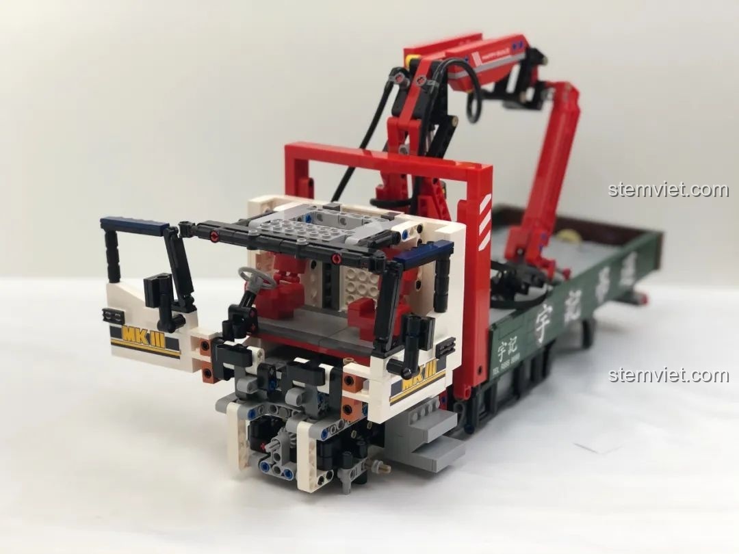 Cần cẩu của bộ HAPPY BUILD YC-GC007 đang nâng hạ bằng pít-tông khí nén.