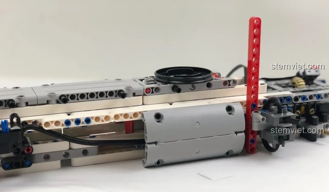 Cần cẩu của bộ HAPPY BUILD YC-GC007 được nâng hạ bằng pít-tông khí nén màu vàng.