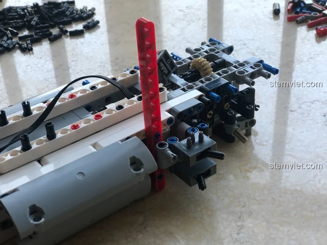 Chi tiết chắn bùn của xe cẩu HAPPY BUILD YC-GC007 được làm từ các mảnh ghép.