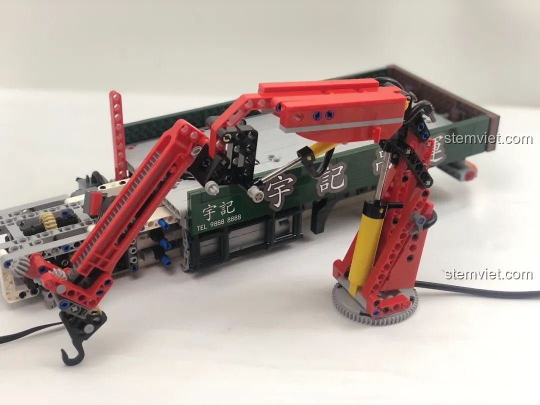 Cửa cabin và các chi tiết mặt trước của xe cẩu HAPPY BUILD YC-GC007.