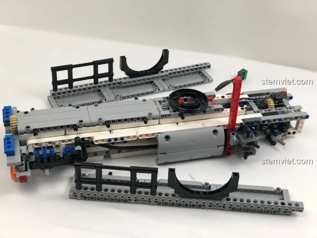 Cần cẩu được gắn lên xe cẩu HAPPY BUILD YC-GC007 và kết nối với van điều khiển.