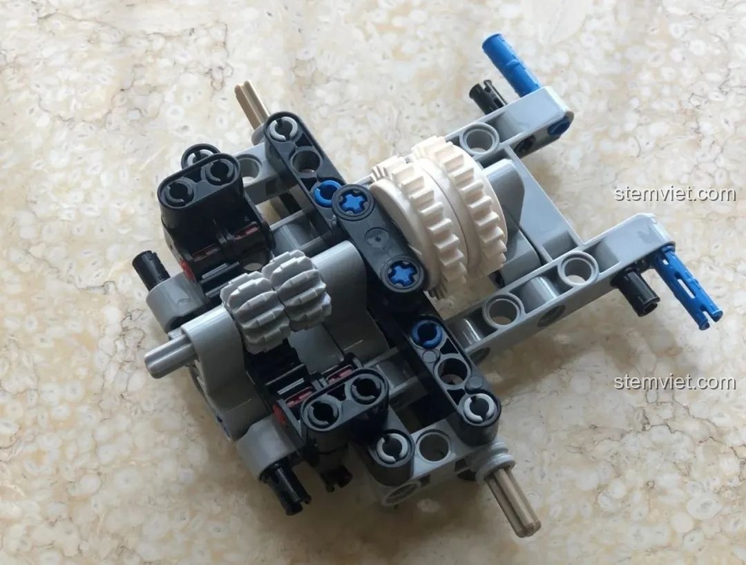 Hệ thống lái của xe cẩu HAPPY BUILD YC-GC007 đang được lắp ráp.