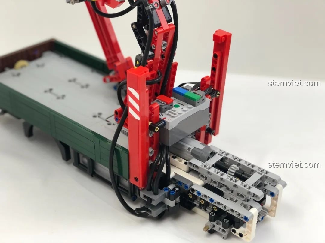 Hoàn thiện lắp ráp xe cẩu HAPPY BUILD YC-GC007 với cản trước, nóc xe và bánh xe.