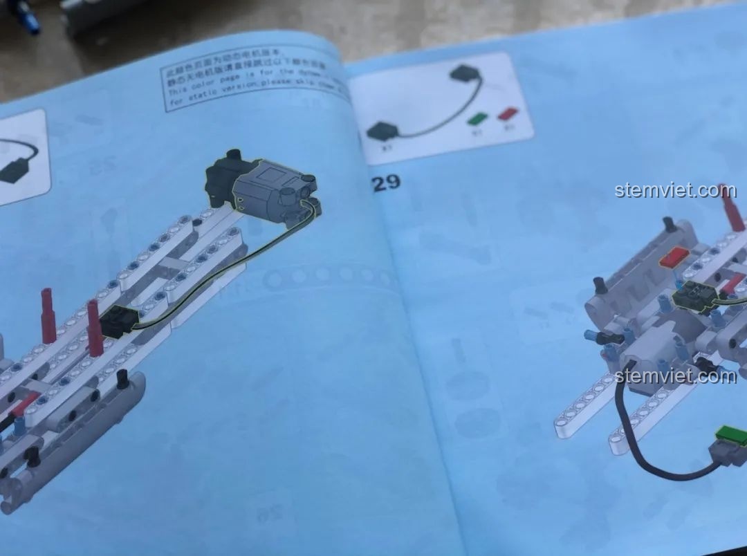 Trang sách hướng dẫn lắp ráp bộ HAPPY BUILD YC-GC007 với các bước được đánh dấu rõ ràng.