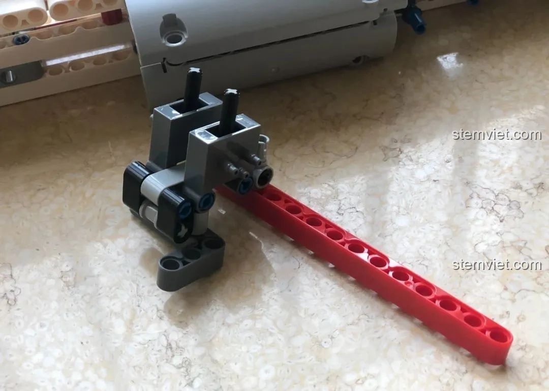 Mặt sàn xe cẩu HAPPY BUILD YC-GC007 đã hoàn thiện với đế xoay cho cần cẩu.