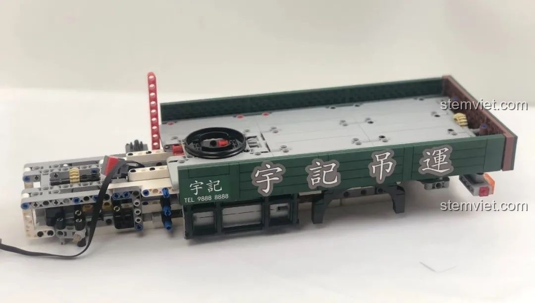 Phần nóc cabin của xe cẩu HAPPY BUILD YC-GC007 đang được lắp ráp.