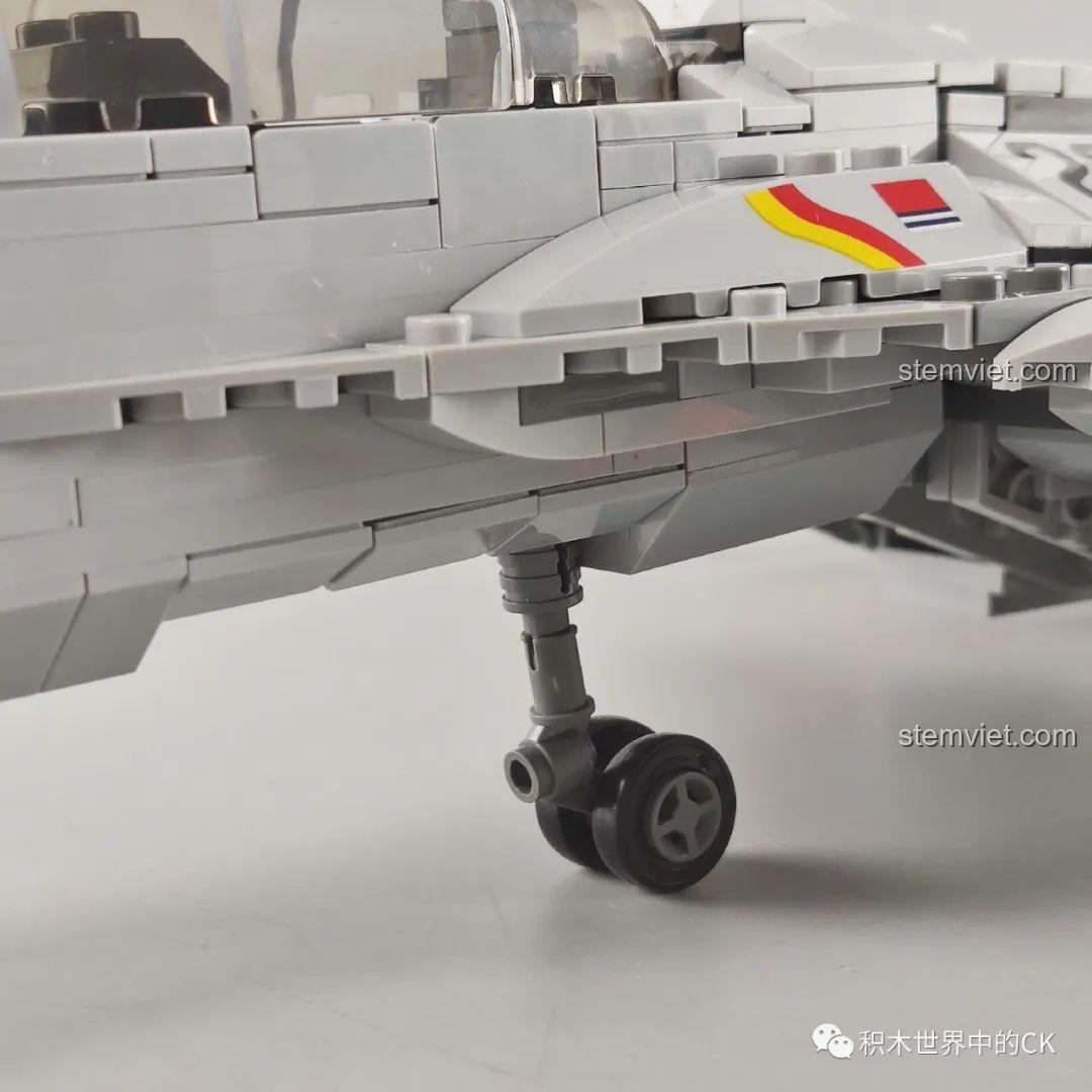 Cận cảnh hệ thống bánh đáp phía trước của mô hình J-15 SEMBO 202055, có thể thu vào được.