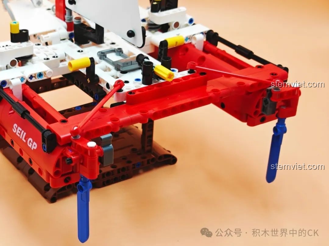 Phần đuôi thuyền của mô hình JIESTAR 58124 với hệ thống bánh lái và cánh ngầm có thể điều chỉnh được.