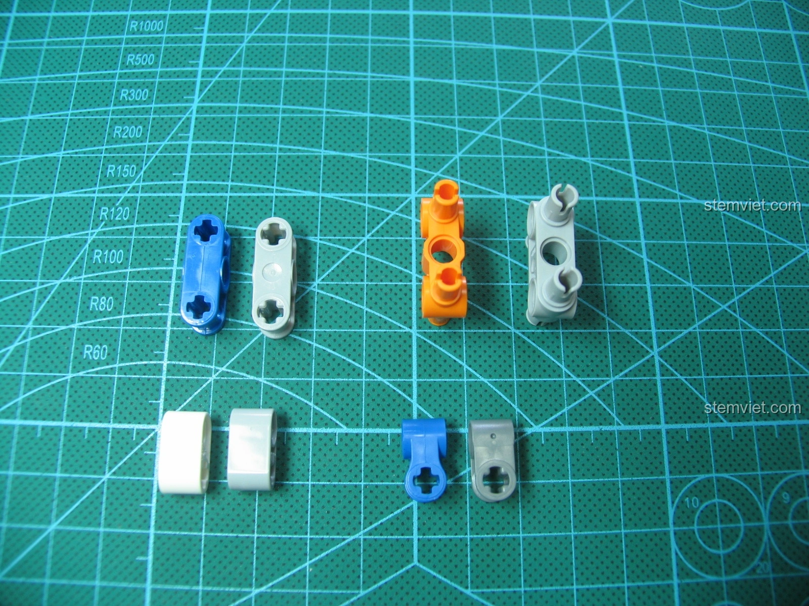 Hệ thống bánh răng CaDA và LEGO kết hợp trên một thanh nối, cho thấy sự hoạt động trơn tru và không kẹt.