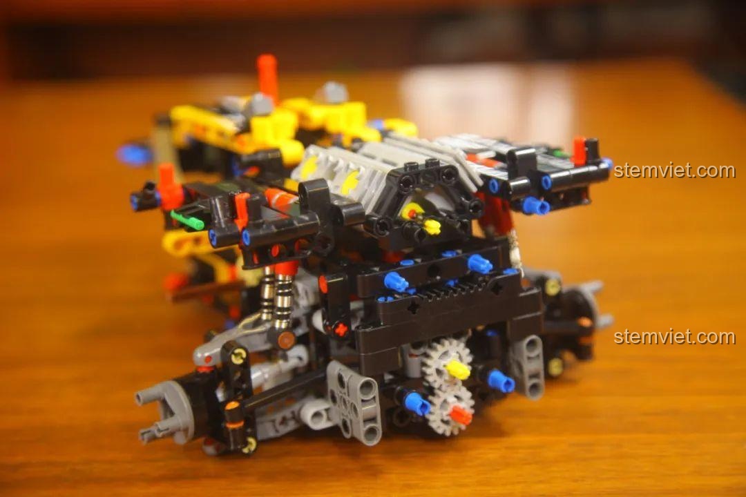 Cận cảnh hệ thống bánh răng và trục của bộ lắp ráp xe địa hình MOYU BLOCK MY88005 đang được lắp ráp.