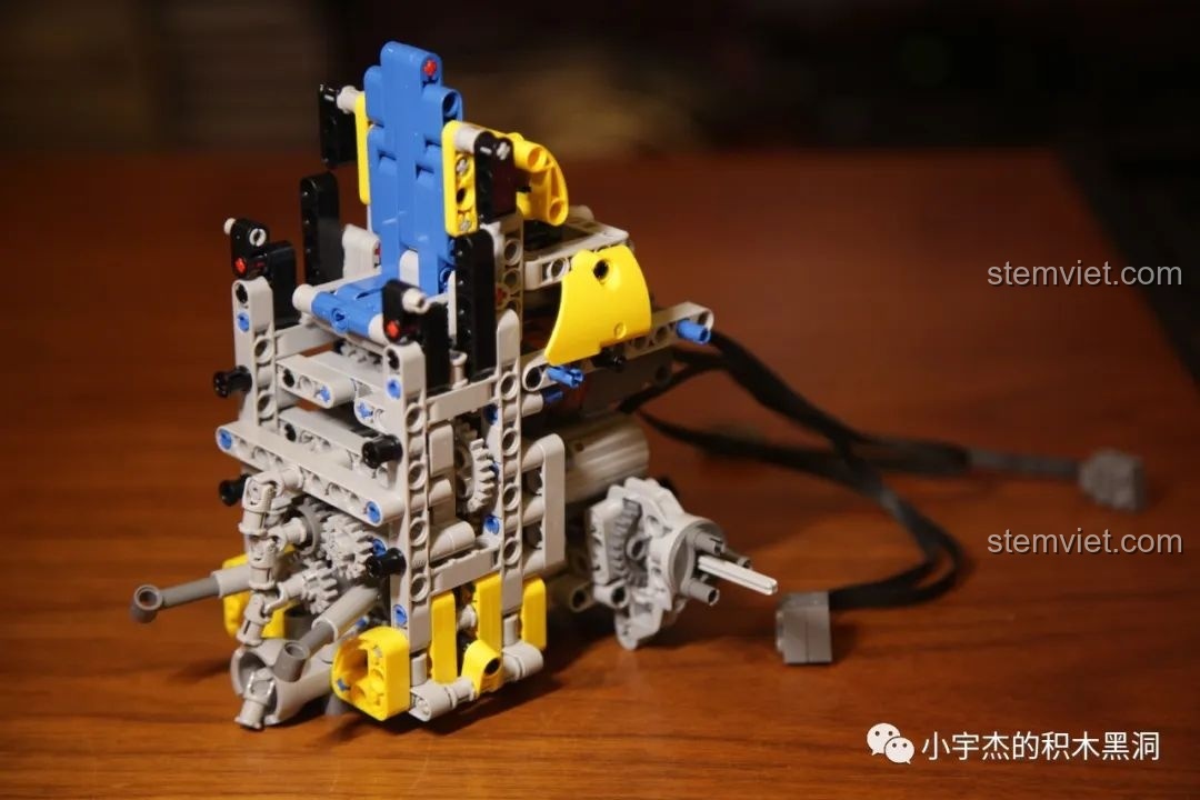 Góc nhìn cận cảnh vào hệ thống bánh răng và motor phức tạp bên trong mô hình Cỗ máy công trường Mould King 13122.