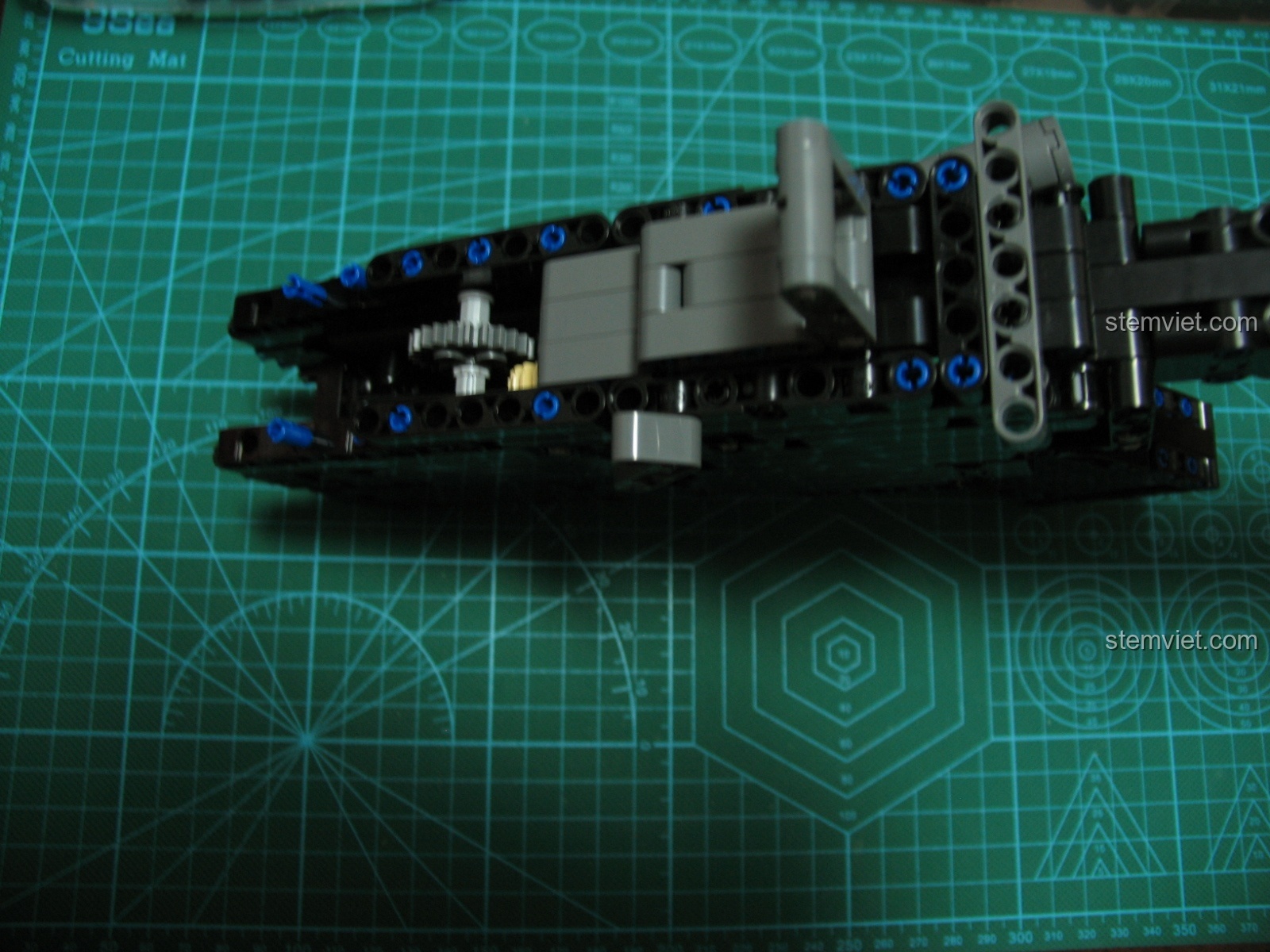 Lắp ráp hệ thống bánh răng phức tạp bên trong thân súng của bộ CaDA 81005.