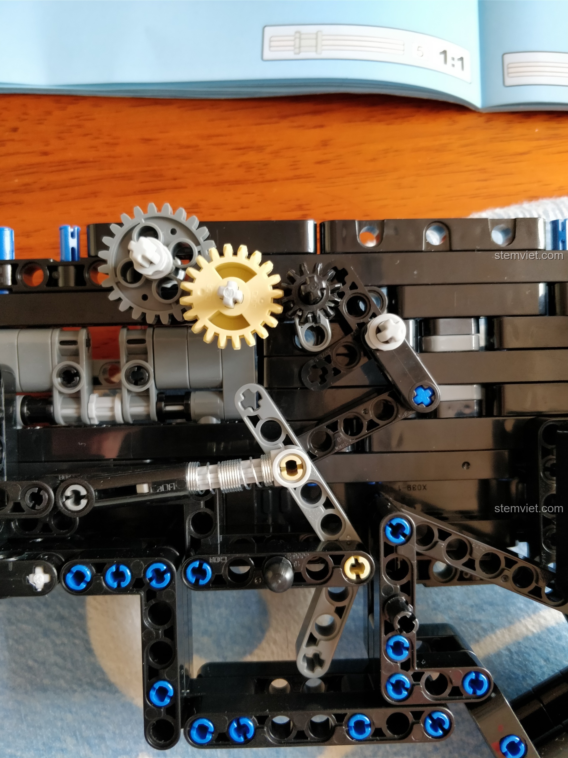 Hệ thống bánh răng liên động phức tạp bên trong thân súng của bộ lắp ráp CaDA C81005 Súng Trường Tấn Công M4A1.