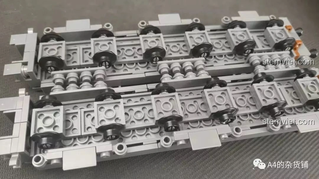 Cận cảnh hệ thống bánh xe và gầm xe của mô hình KAZI KY10005 Pháo Xe Lửa Dora 800mm Đức, với nhiều chi tiết nhỏ.