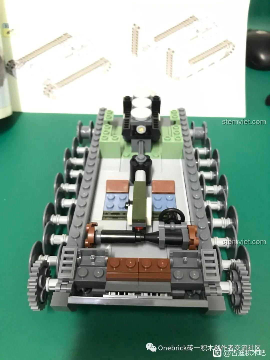 Góc nhìn từ trên xuống của khung gầm xe tăng GUDI 6104 sau khi hoàn thành lắp bánh xe ở bước 2.