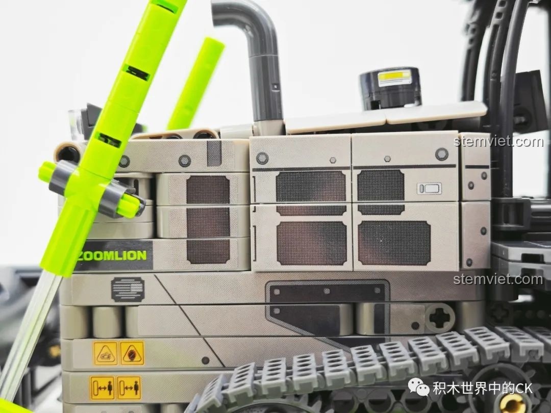 Cận cảnh hệ thống bánh xích của bộ đồ chơi Cỗ máy san lấp mặt bằng 705940, một bộ phận phức tạp và thú vị khi lắp ráp.