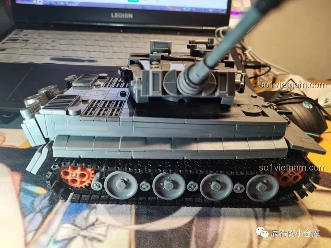 Cận cảnh hệ thống bánh xích và giáp hông của xe tăng Sluban M38-B0851, được thiết kế rất chi tiết.