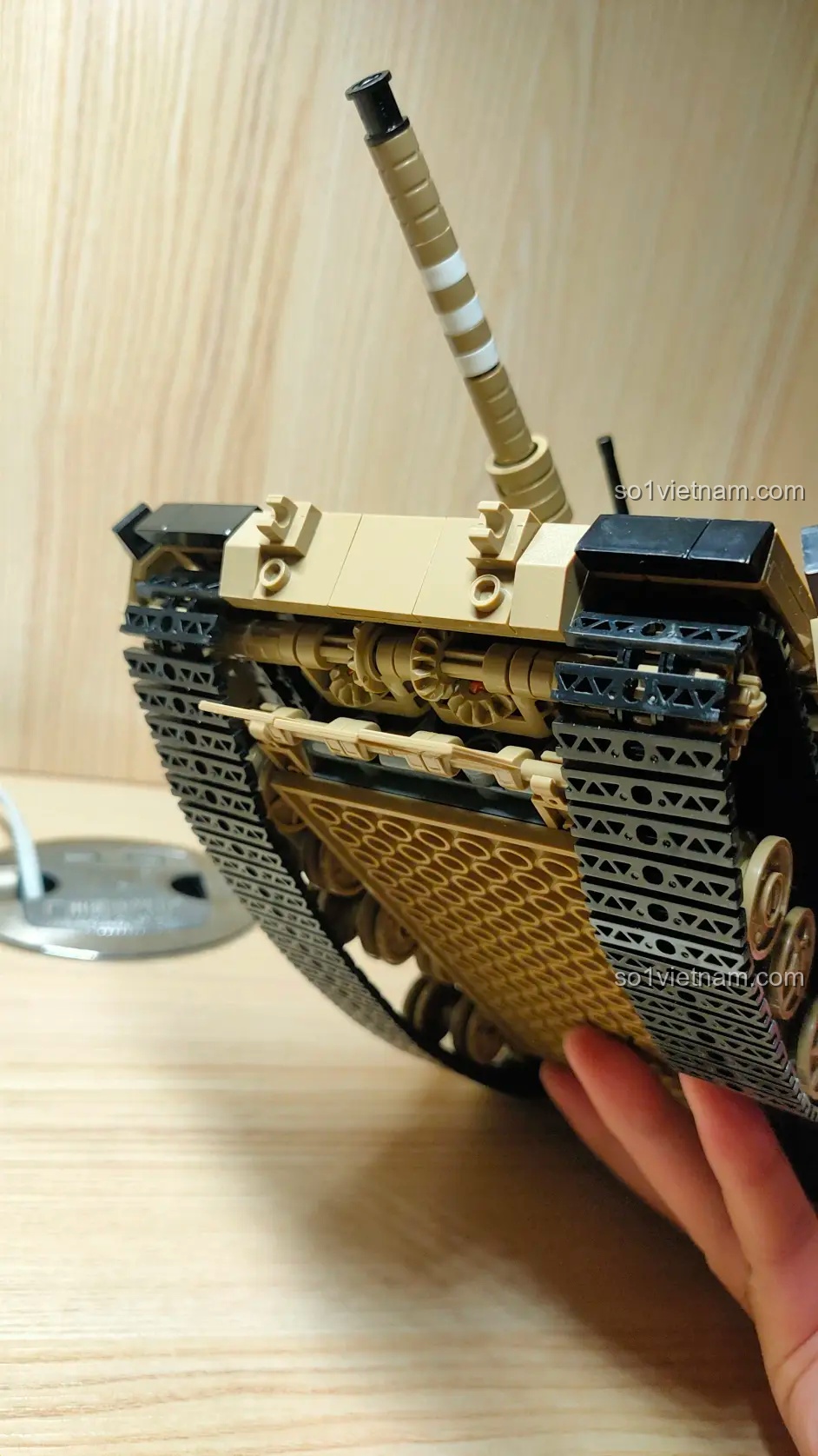 Cận cảnh hệ thống bánh xích và gầm xe của mô hình Sluban M38-B1022, cho thấy thiết kế chi tiết và chắc chắn.