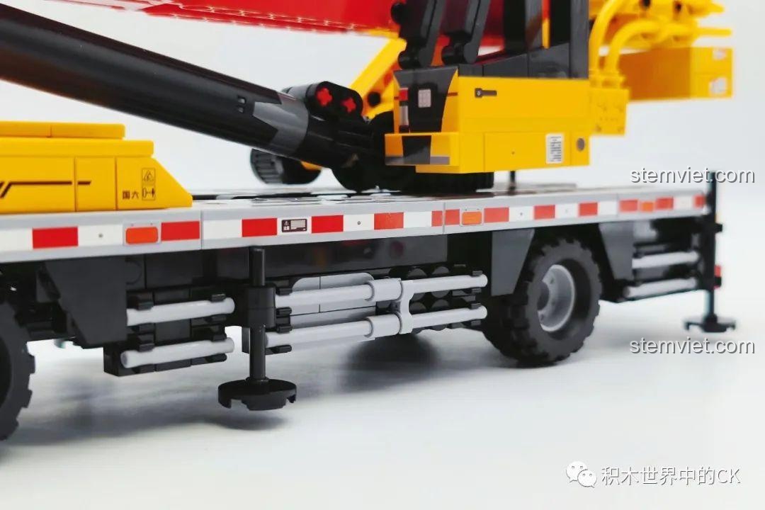 Hệ thống chân chống bên hông xe của mô hình Xe Cẩu Tải SANY STC120T5 712022.