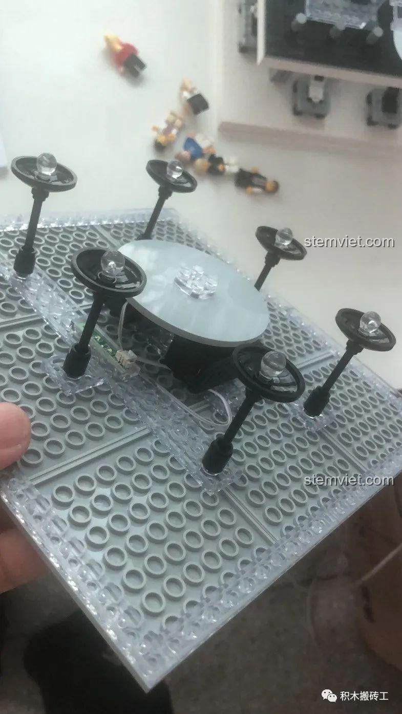 Hệ thống đèn trần và bộ phận phát sáng được lắp trên mái của mô hình cửa hàng công nghệ Sembo SD6900.