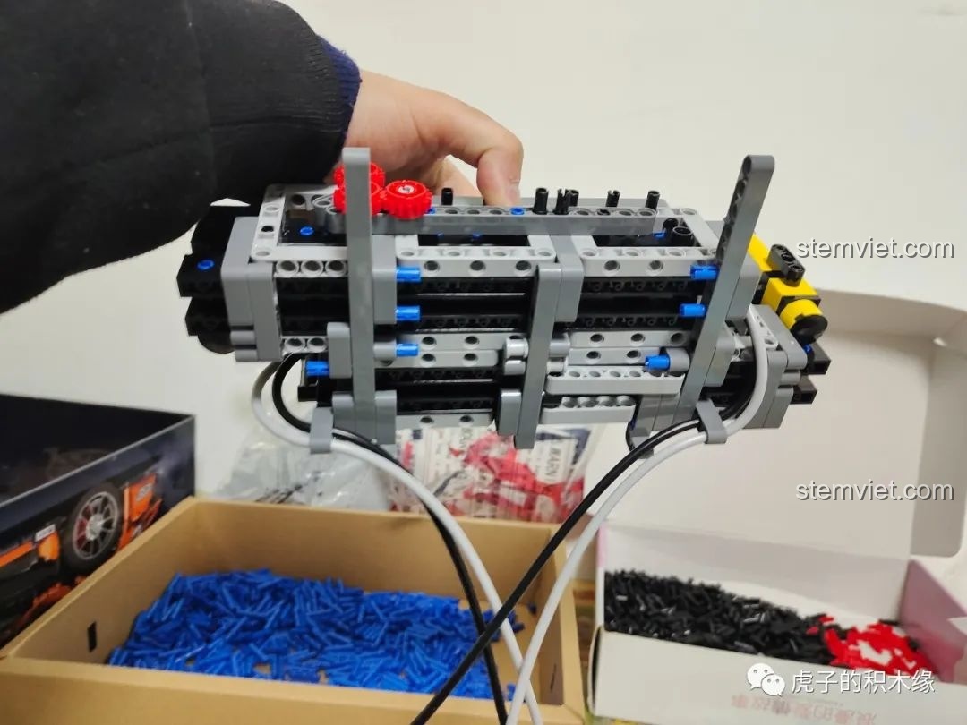 Hệ thống khí nén hoàn chỉnh của bộ Mould King 19002, sẵn sàng hoạt động.