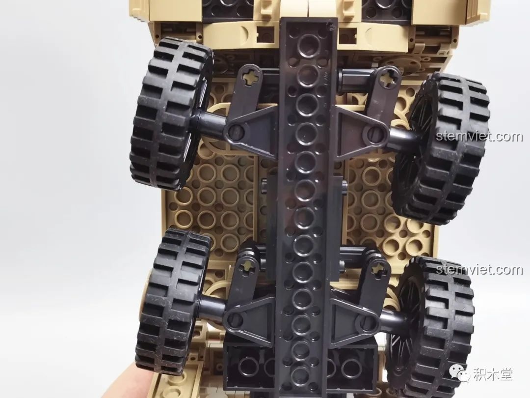 Hệ thống lái của bốn bánh trước trên mô hình Xe tải quân sự hạng nặng HEMTT Panlos Brick.